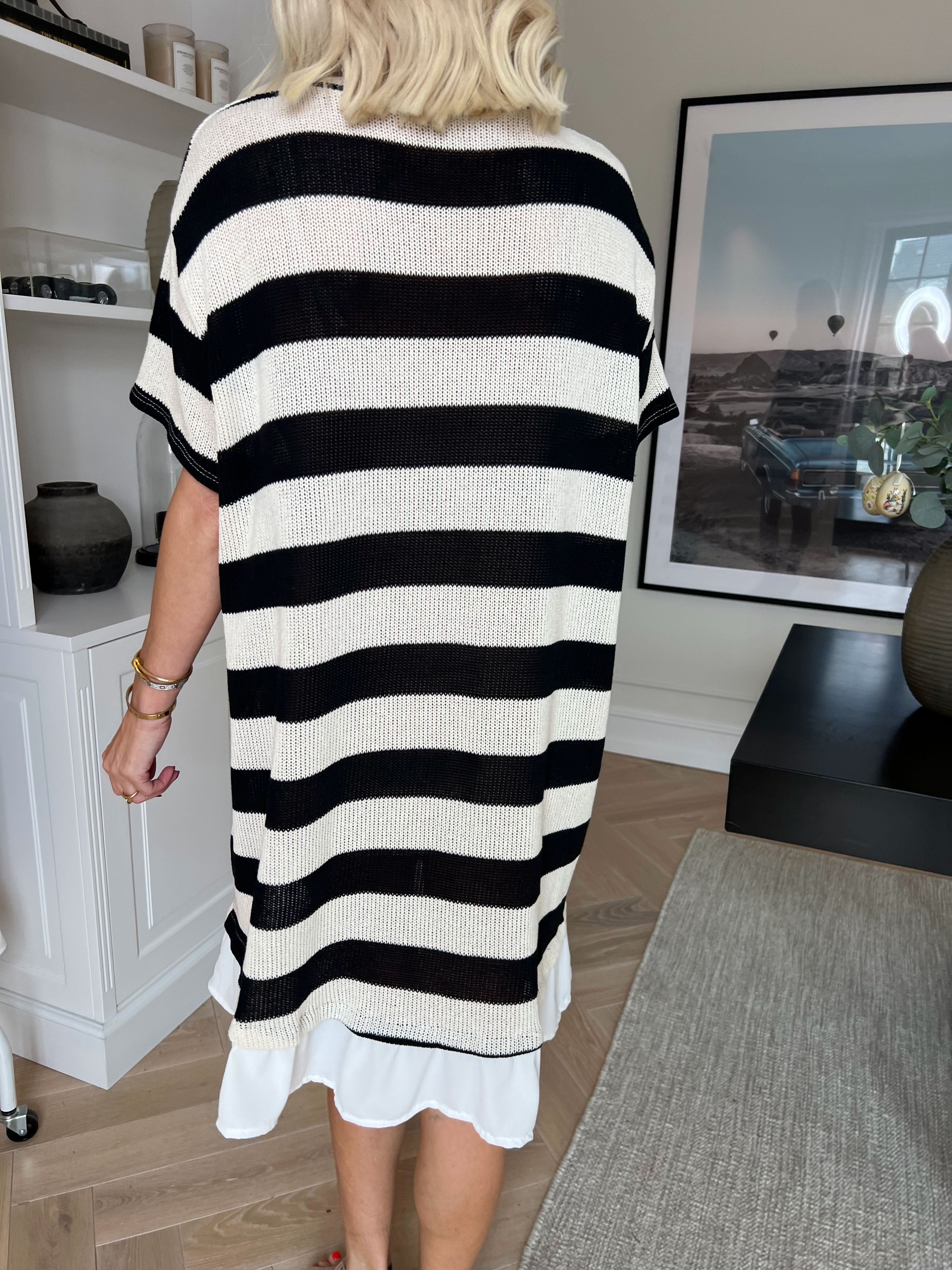 Abigal - Oversized stribet strikkjole i bomuld med korte ærmer og flæsekant forneden